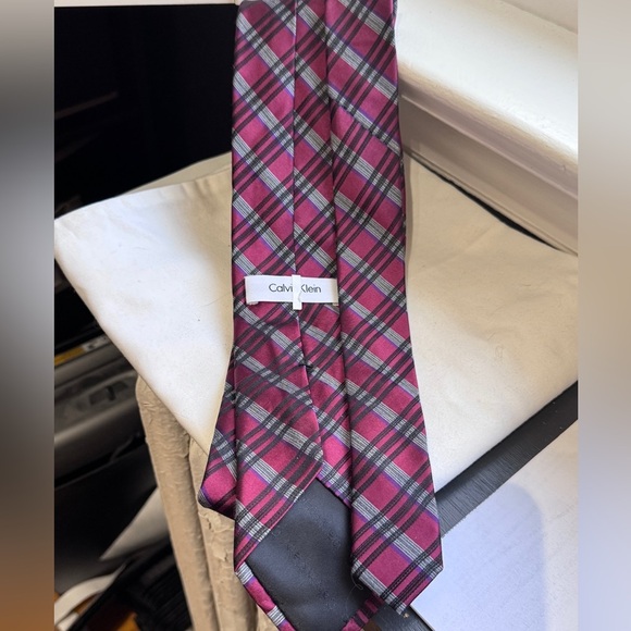 ✨HOST PICK✨ Vintage Calvin Klein Red, Grey, Black Striped Tie or Purse Tie ✨ 🎉 - Picture 6 of 16
